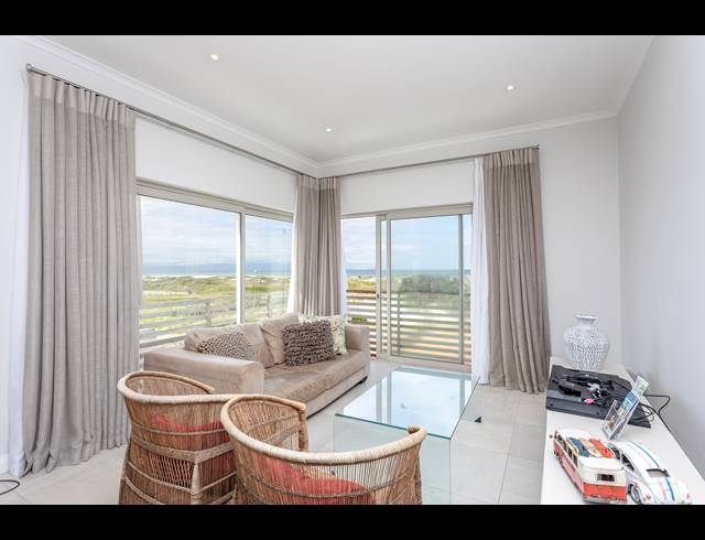 2 BEDROOM APARTMENT RENTED IN MUIZENBERG